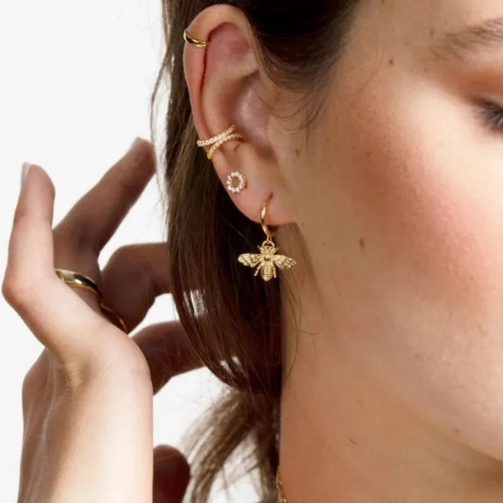 Brand New 18k Bee ๐ beautiful Gold Stud Earrings - Picture 6 of 9